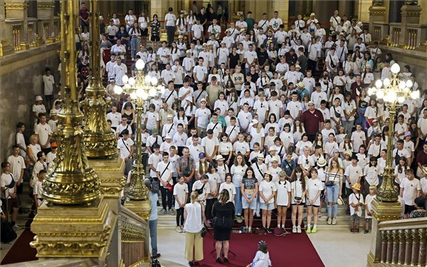 A magyar Országházba látogattak ukrán gyerekek