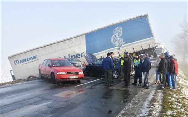 Több mint 20 autó ütközött Fülöpszállásnál