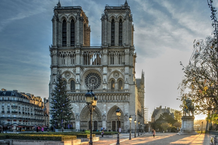 Leemelték és elszállították a párizsi Notre Dame huszártornyát díszítő szobrokat