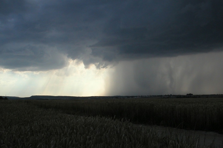 Heves zivatarokra figyelmeztet a meteorológiai szolgálat