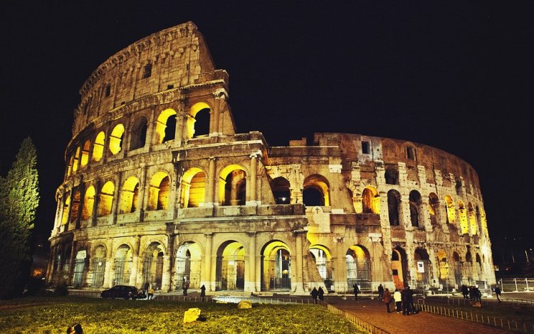 Beszöktek egy sörre éjszaka a római Colosseumba turisták