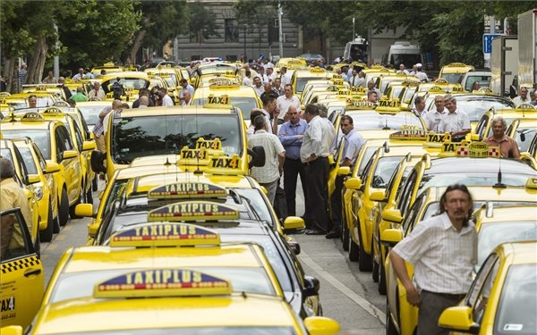 Uberezni csak szabályosan – megjelent az új taxisrendelet